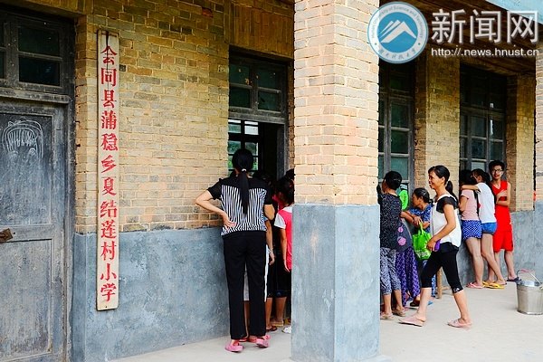 情系山区留守儿童:学雷锋志愿服务组远赴怀化侗族苗族乡开展特色教学活动