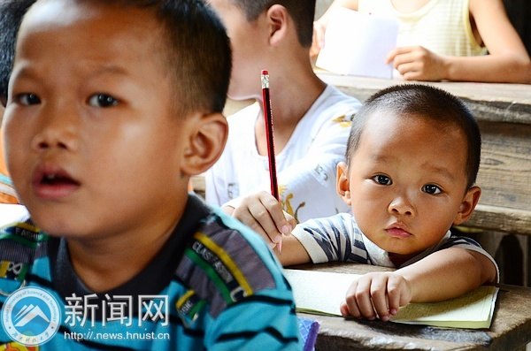 情系山区留守儿童:学雷锋志愿服务组远赴怀化侗族苗族乡开展特色教学活动