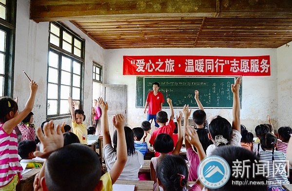 情系山区留守儿童:学雷锋志愿服务组远赴怀化侗族苗族乡开展特色教学活动