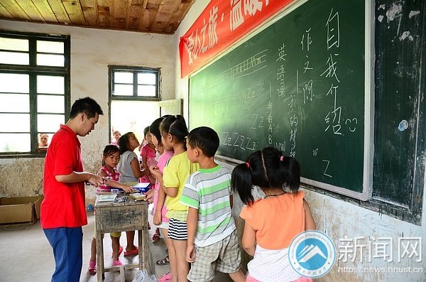 情系山区留守儿童:学雷锋志愿服务组远赴怀化侗族苗族乡开展特色教学活动