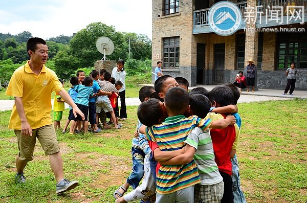 情系山区留守儿童:学雷锋志愿服务组远赴怀化侗族苗族乡开展特色教学活动