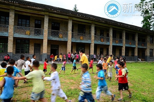 情系山区留守儿童:学雷锋志愿服务组远赴怀化侗族苗族乡开展特色教学活动