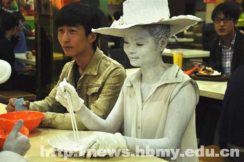 人体雕塑行为艺术展 宣传美丽中国梦