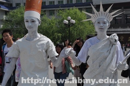 人体雕塑行为艺术展 宣传美丽中国梦