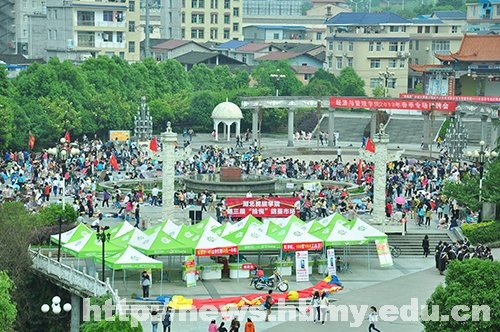 “拾悦”再开市 校园淘“旧宝”