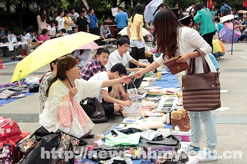 “拾悦”再开市 校园淘“旧宝”