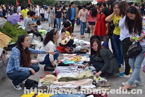 “拾悦”再开市 校园淘“旧宝”