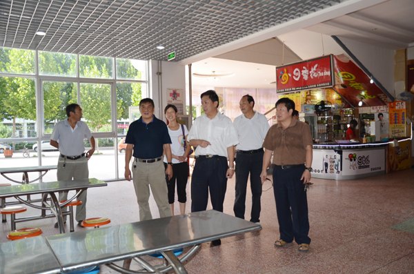 副院长赵正风到后勤集团检查指导暑期改造工程