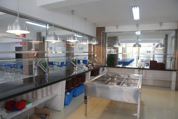 后勤努力为师生办实事