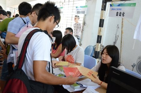 上海电力学院学子圆满完成迎新志愿者工作 大学生艺术团迎新演出成功举行