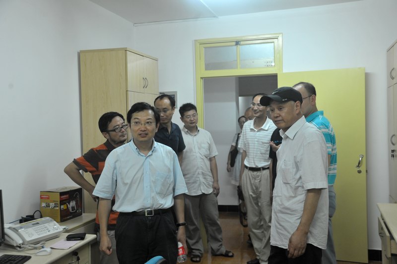 学校领导检查新学期开学准备工作