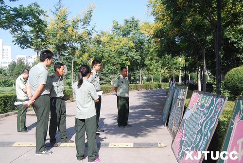 手绘军训生活 雕刻激扬青春