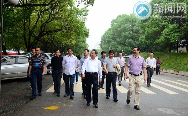 校党委书记田银华、校长刘德顺一行视察迎新工作