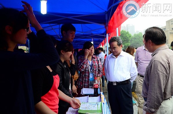 校党委书记田银华、校长刘德顺一行视察迎新工作