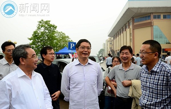 校党委书记田银华、校长刘德顺一行视察迎新工作