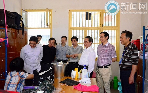 校党委书记田银华、校长刘德顺一行视察迎新工作