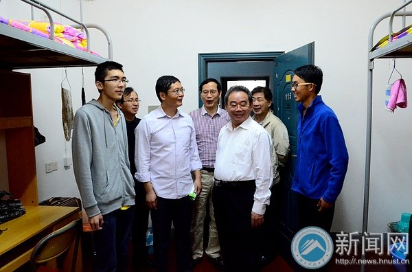 校党委书记田银华、校长刘德顺一行视察迎新工作