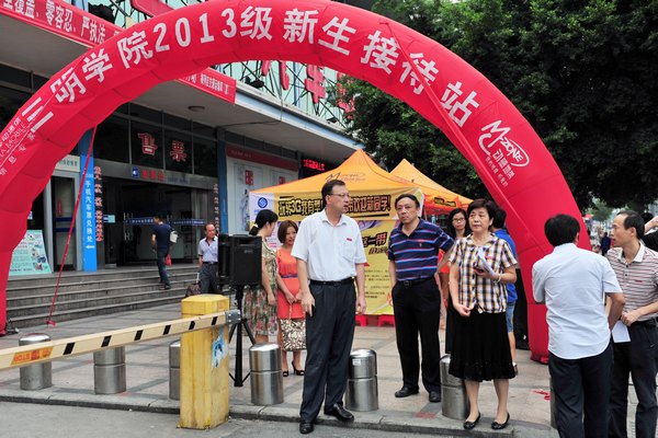 校领导检查指导迎新工作