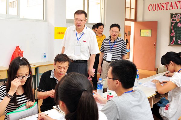 校领导检查指导迎新工作