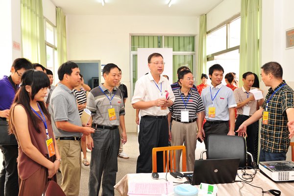 校领导检查指导迎新工作