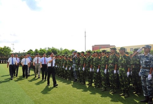 上海电力学院隆重举行2013级军训阅兵暨总结大会