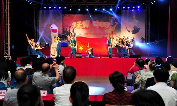 三明市人口文化艺术团走进三明学院慰问演出