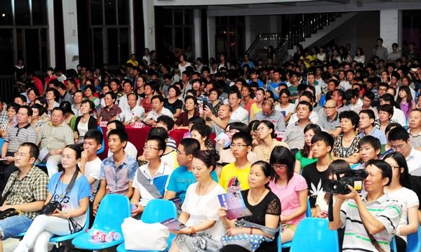 三明市人口文化艺术团走进三明学院慰问演出