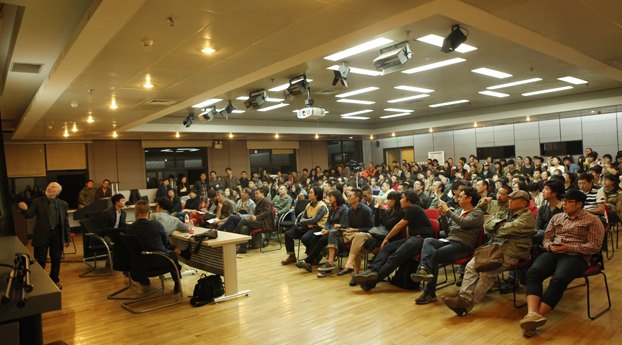 法国画家克劳德?伊维尔应邀在油画系讲学