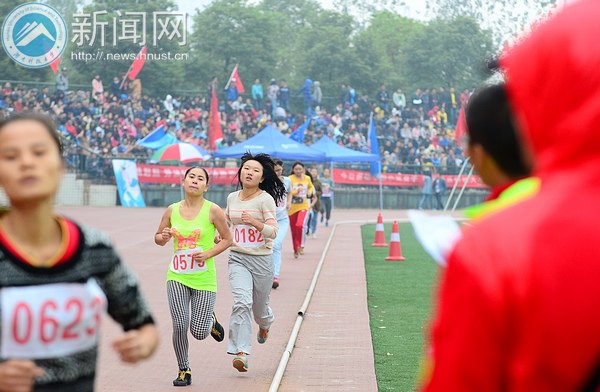 【赛事直通车】800米紧追不舍 男子乙组破纪录