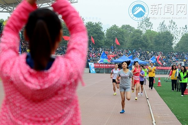【赛事直通车】800米紧追不舍 男子乙组破纪录