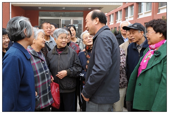 “老年节”离退休人员参观新校区