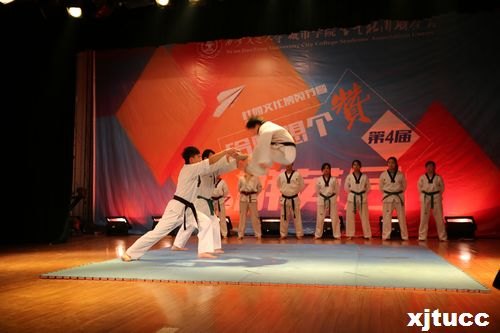 ͨѧѧԺŲߵĽȺӢĻ