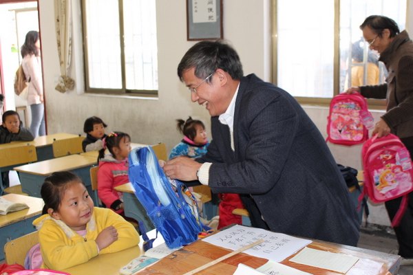 中国轻工业陶瓷研究所赴大潋村开展送爱心活动