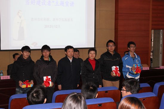 【一面旗帜】社科宣讲进校园 共筑中国梦 当好建设者