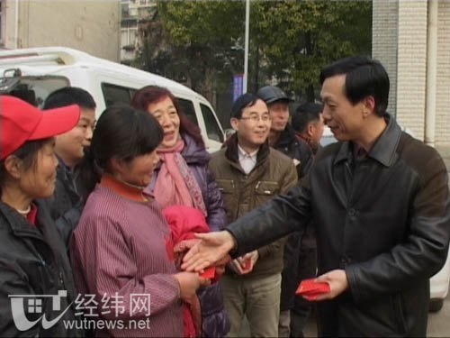 大年初一校领导看望慰问春节值班的一线职工