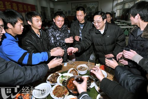 校领导和留校学生共吃团年饭