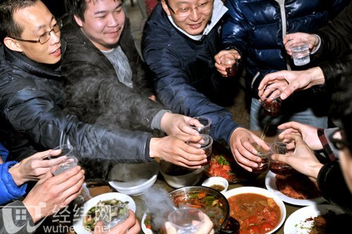 校领导和留校学生共吃团年饭