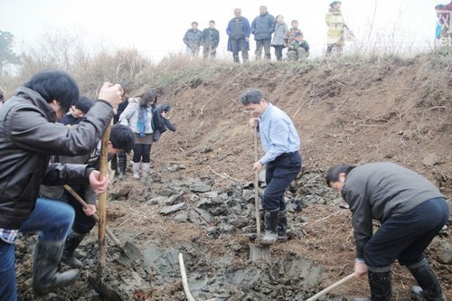 材料学院领导一行到当阳曹岗村调研 深入推进“三万”活动