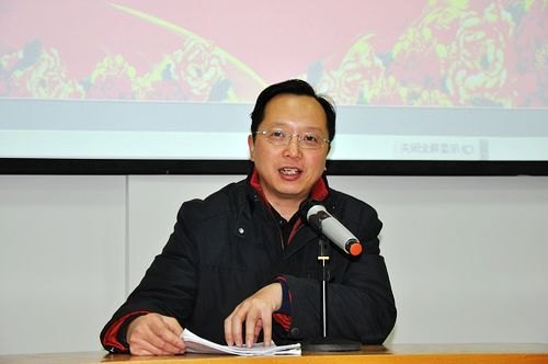 离退休老同志集体学习六中全会精神