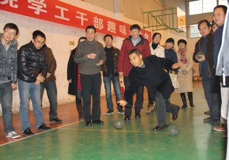 学校举行学工干部趣味运动会