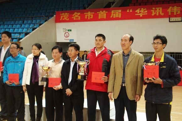 广东石油化工学院教工男篮在市篮球比赛中勇夺第三名