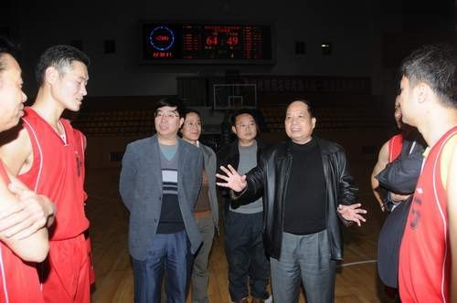 广东石油化工学院教工男篮在市篮球比赛中勇夺第三名