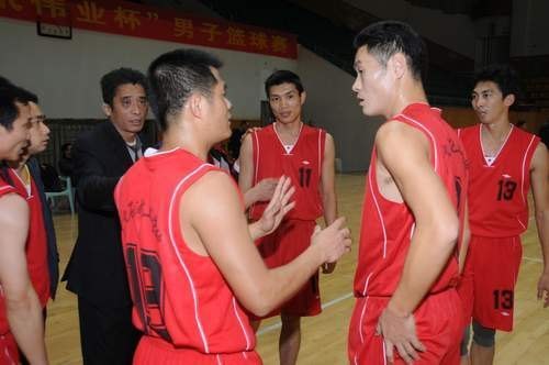 广东石油化工学院教工男篮在市篮球比赛中勇夺第三名