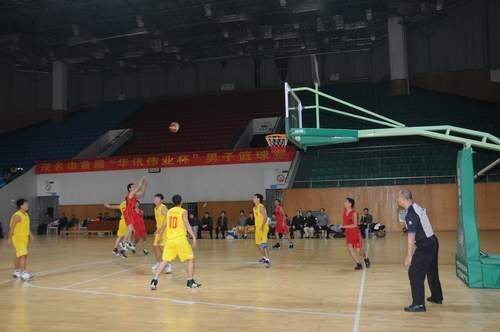 广东石油化工学院教工男篮在市篮球比赛中勇夺第三名