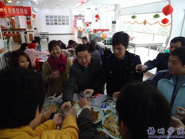 ����ѧԺ����2012�꺮����Уѧ��ӭ���Űݻ�