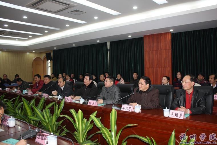 广西高校安全文明校园评比专家组到梧州学院检查工作