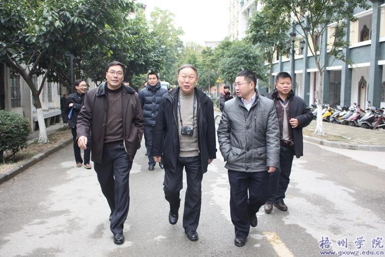广西高校安全文明校园评比专家组到梧州学院检查工作
