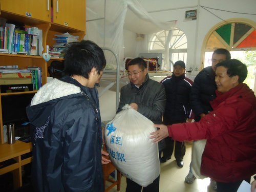 棉被暖身 关爱暖心——学院领导给贫困学子送温暖
