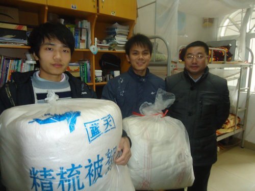 棉被暖身 关爱暖心——学院领导给贫困学子送温暖