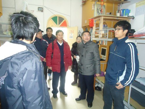 棉被暖身 关爱暖心——学院领导给贫困学子送温暖